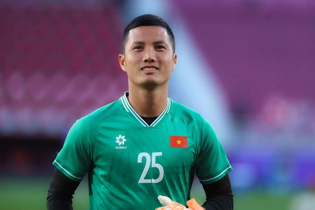 Thủ môn ĐT Việt Nam bị mất trí nhớ tạm thời do va chạm mạnh tại V.League